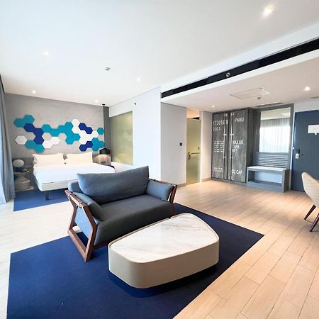 Ibis Styles Batam Nagoya Hotel Екстериор снимка