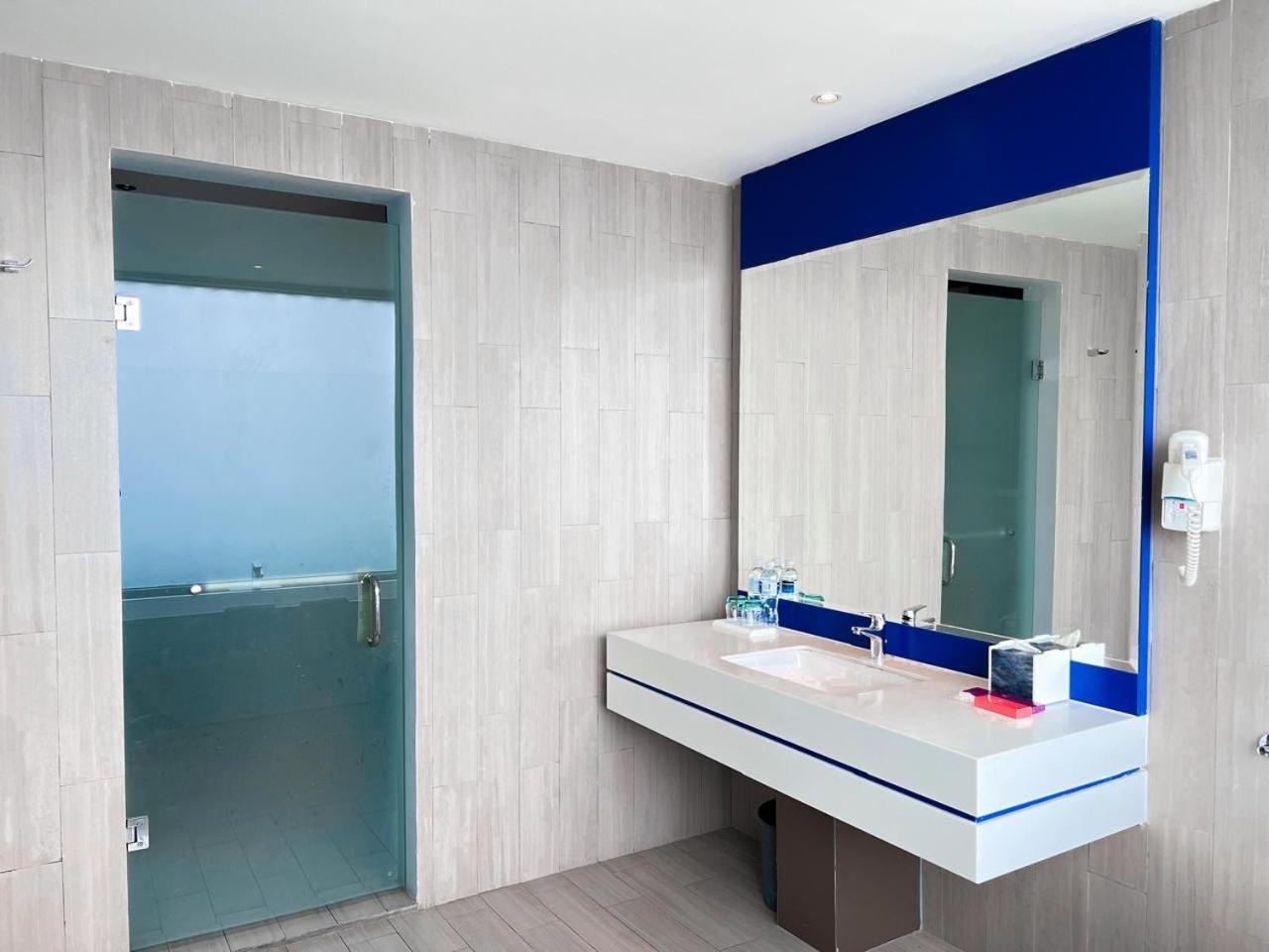 Ibis Styles Batam Nagoya Hotel Екстериор снимка